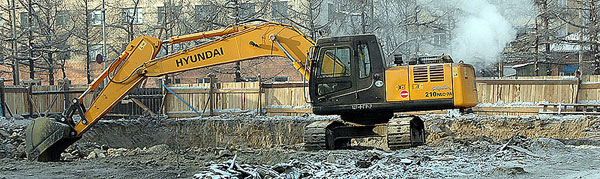 Экскаватор до основания снес историческое здание старого музея.