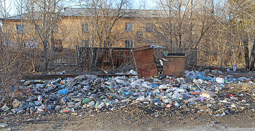 2013 год: «...фотографии показывают, как Управляющие Компании города «эффективно» содержат в столице Тувы контейнеры для мусора...»