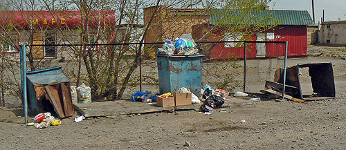 2013 год: «...фотографии показывают, как Управляющие Компании города «эффективно» содержат в столице Тувы контейнеры для мусора...»