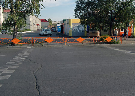 на улице Магистральной железной загородкой перегородили пешеходный переход