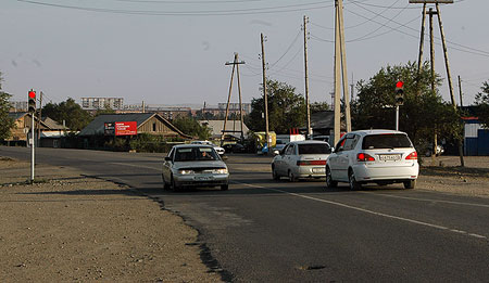 Странное дело – один светофор установлен на восточной стороне дороги, а второй – на западной