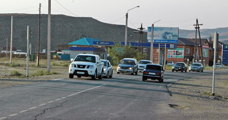 Странное дело – один светофор установлен на восточной стороне дороги, а второй – на западной