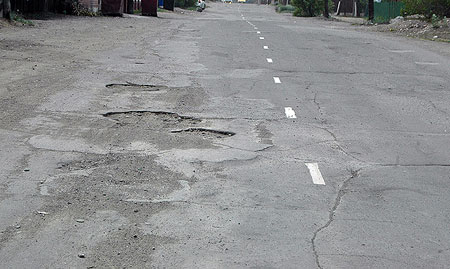 В некоторых местах вообще осевая разметка заканчивается на дорожной яме и начинается сразу же после неё.