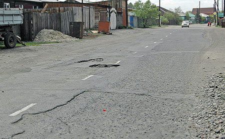 В некоторых местах вообще осевая разметка заканчивается на дорожной яме и начинается сразу же после неё.