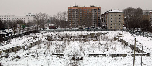 некие анонимные строители быстренько этот участок огородили, и некое ООО принялось рыть там котлован