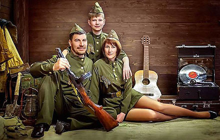 Для них война – это круто! Романтика с гитарой, патефоном, автоматиком и ленточкой.