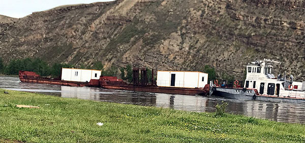 ...они решили использовать для транспортировки этих гнилых барж не предусмотренные для этих целей катера КС-100, что может привести к катастрофе...