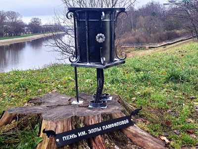 Пень имени Эллы Памфиловой с урной появился в Вологде