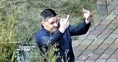 Военный атташе РФ в Латвии Руслан Ушаков показывает факи соседям