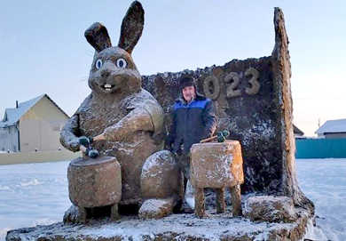 Михаил Боппосов в очередной раз слепил символ наступающего года из навоза