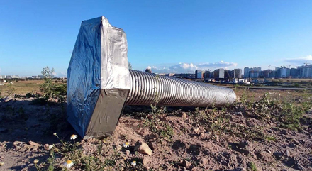 В Питере появился огромный болт на месте парка