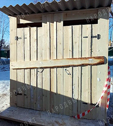 В Чите для жителей бараков почти открыли деревянный туалет, которого они ждут два года