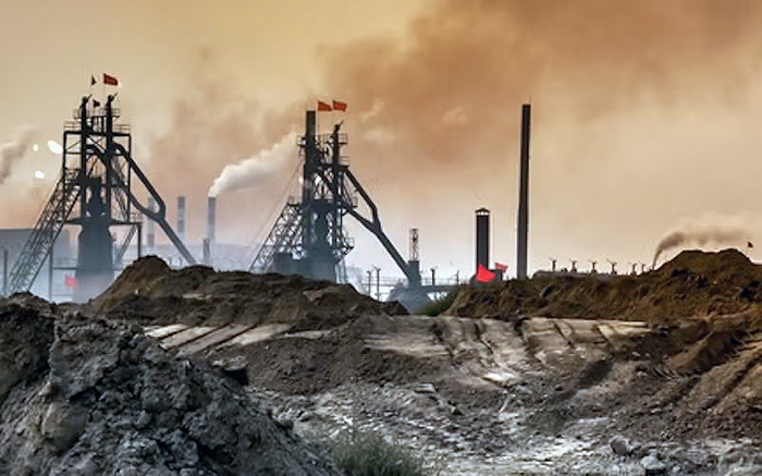 «Десятки труб тянутся вдоль берега, выбрасывая поток густых, чёрных, химических отходов с нефтеперерабатывающих заводов, которые окружают озеро. Запах серы и рёв труб поражают мои органы чувств. Это напоминает ад на Земле» (Тим Моэн про рудник Баян Обо)