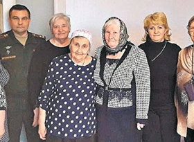 В центре фото Лидия Петровна Барабанова