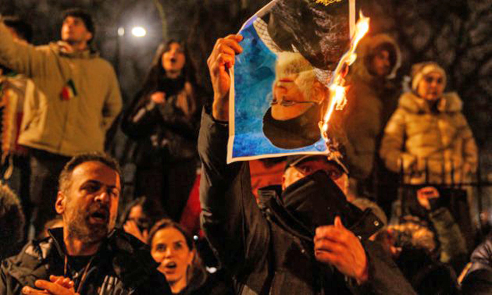 В Иране власти пытаются потопить возмущение народа в крови